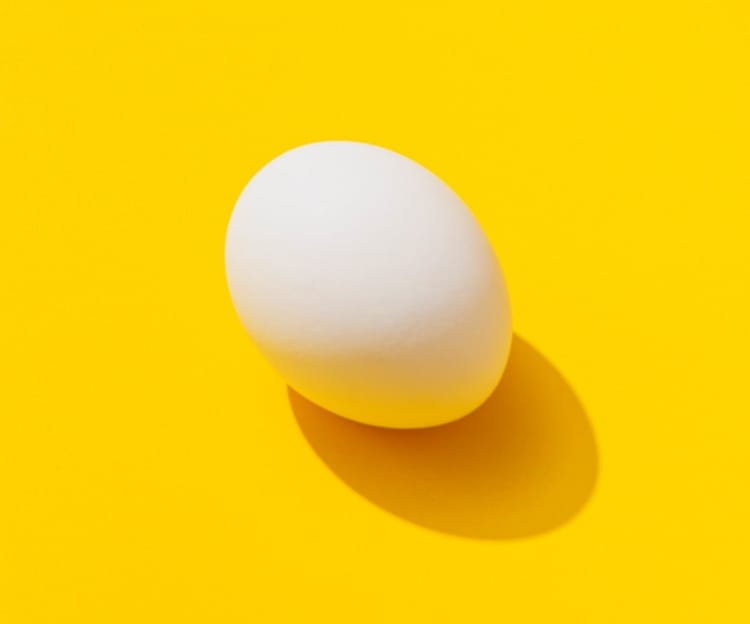 Imagem de um ovo sobre uma mesa